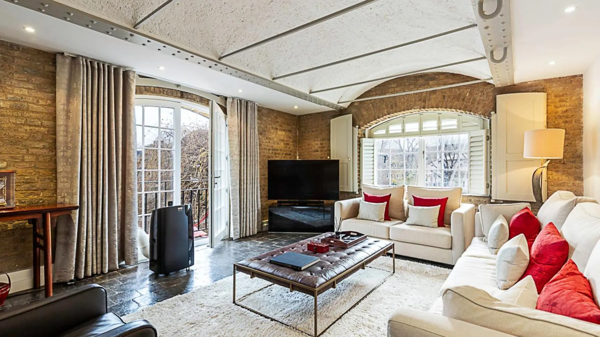 Charming Home In St Katharine Docks location