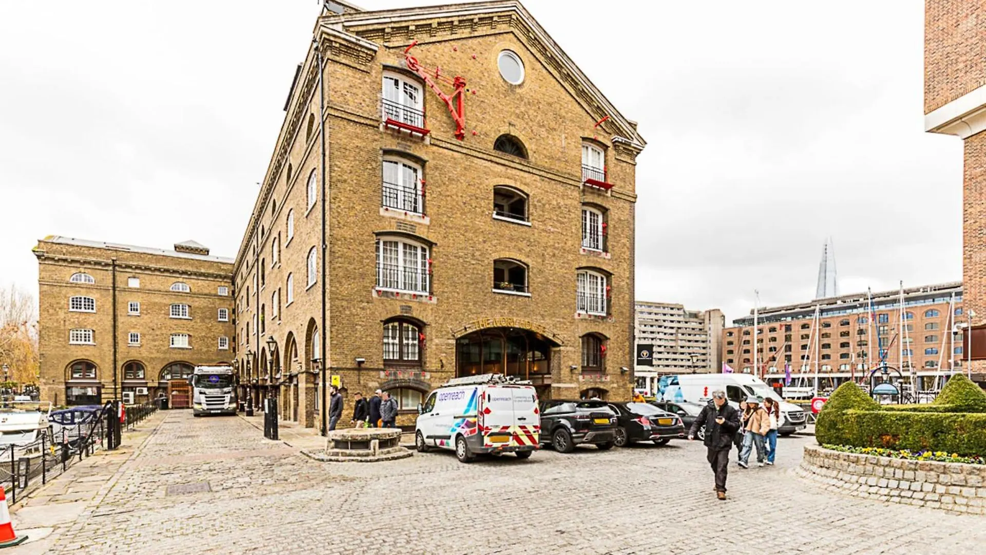 Charming Home In St Katharine Docks London Apartment
